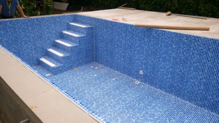 Murovaný bazén s fóliou RENOLIT ALKORPLAN3000 Persia Blue